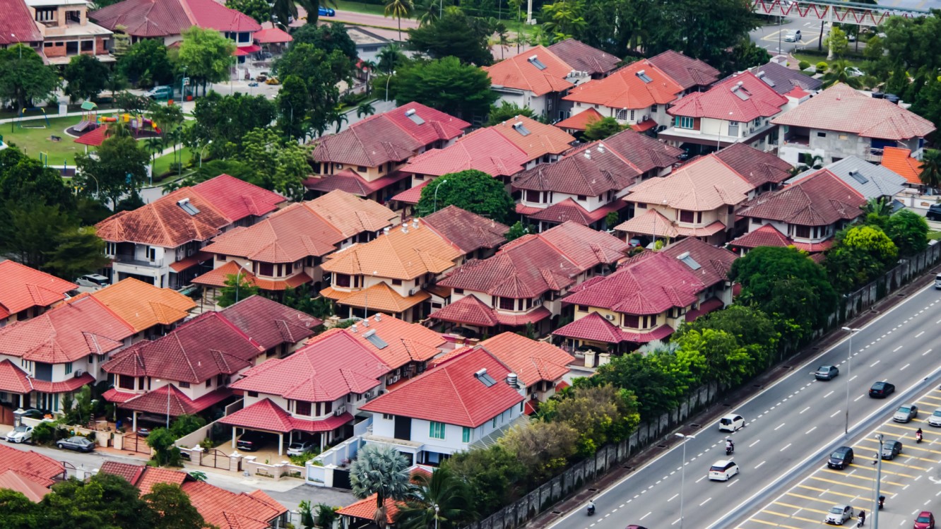 Pandangan udara perumahan teres di Malaysia